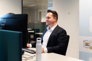 Onze sales manager Jorn aan het werk achter zijn bureau